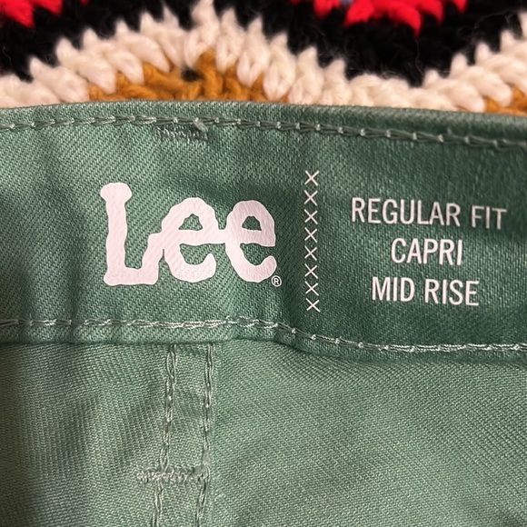 NWT Lee Lady’s Regular Fit Capri Mid-rise. Palm green. Lady’s size 6 M. - Picture 6 of 6